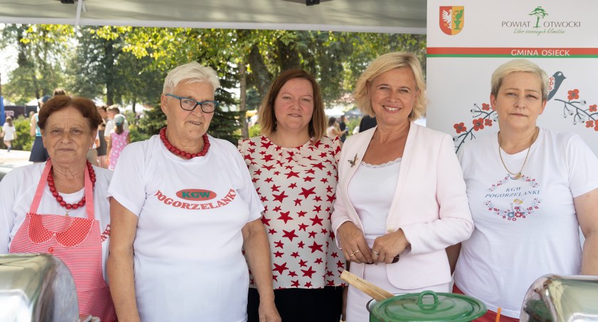 Bożena Żelazowska (druga od prawej) w gronie pań z KGW Pogorzelanki