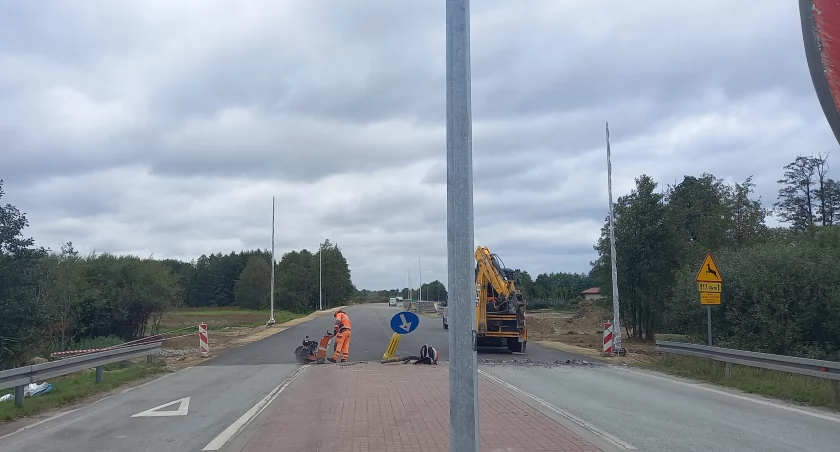 Zdjęcie z perspektywy ronda na wysokości Piotrowic (skrzyżowanie z DK50)