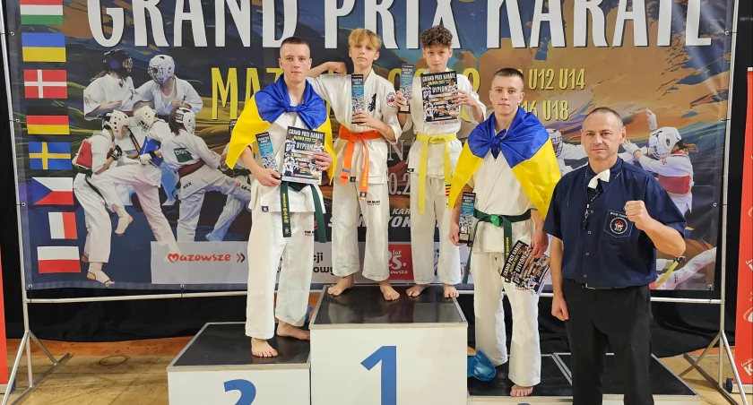 Złoci medaliści z KSW Bushi z trenerem Pawłem Juszczykiem. Fot. KSW Bushi
