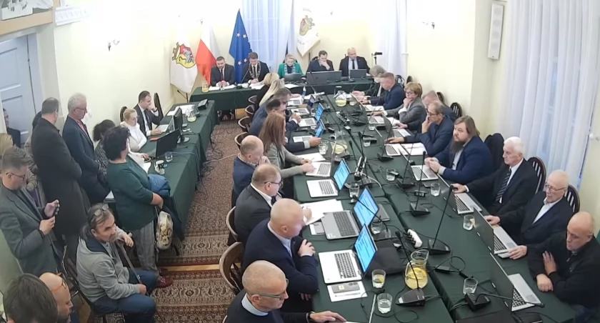 Sesja nadzwyczajna Rady Miasta otwocka, 15 listopada 2023. Fot.: klip z relacji RM na YT