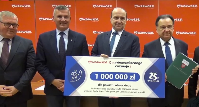 Podpisanie umowy, od prawej: marszałek Adam Struzik i starosta Krzysztof Szczegielniak. Fot. klip z transmisji UMWM