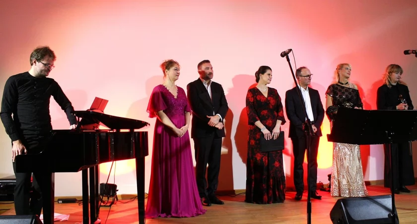 na zdjęciu od lewej: Marcin Piotr Łopacki, Hanna Zajączkiewicz, Zdzisław Madej, Ewelina Sielska-Badurek, Paweł Pecuszok, Anna Kutkowska-Kass i Dorota Błaszczyńska-Mogilska