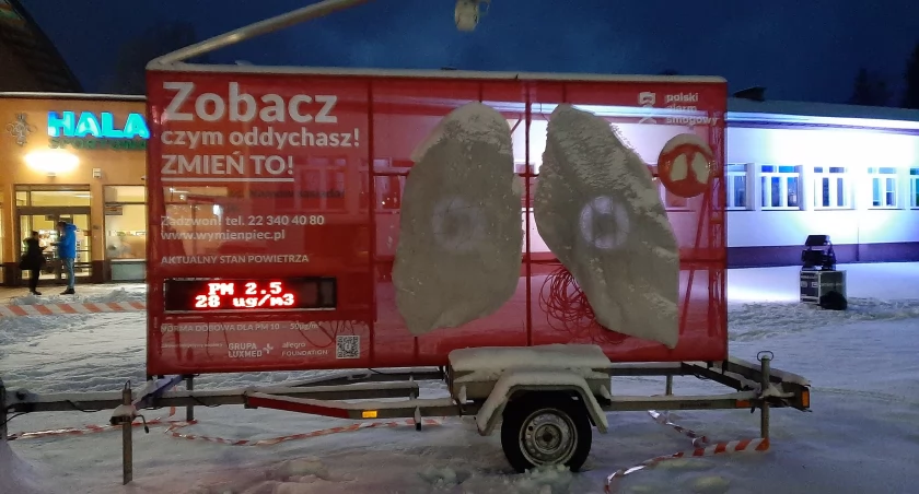 Mobilne płuca PAS przed halą sportową w Celestynowie