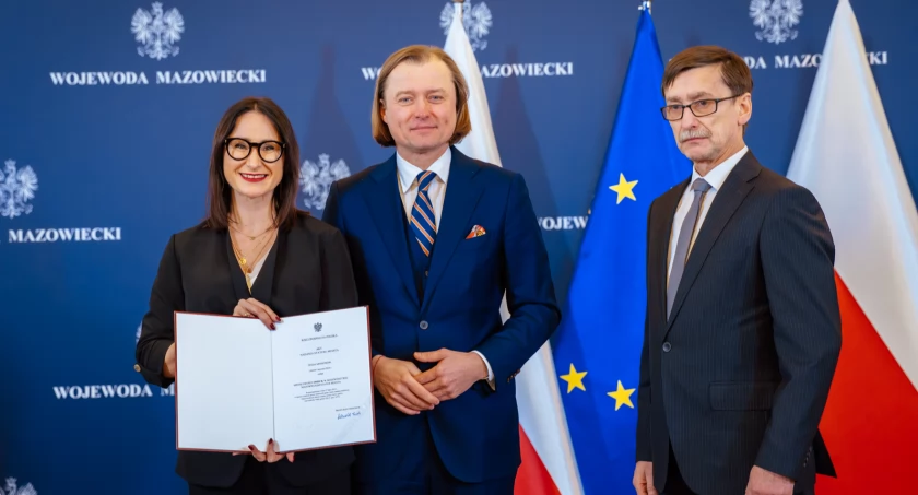 Burmistrz Karolina Zowczak i przewodniczący RM Ryszard Kamionek odebrali akt nadania statusu miasta Osieck od wojewody Mariusza Frankowskiego. Fot. gov.pl