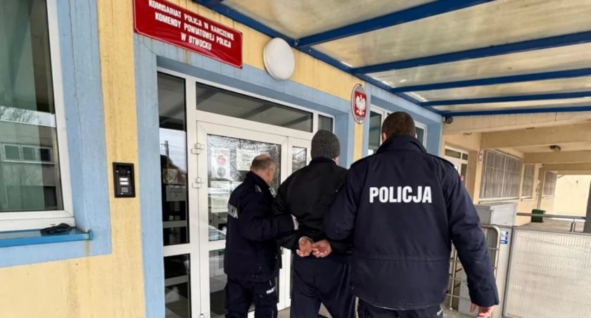 Policjanci z zatrzymanem przed komisariatem w Karczewie; fot. Komenda Powiatowa Policji w Otwocku