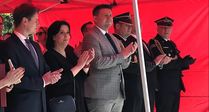 Michał Prószynski (w środku) był częstym gościem w Otwocku. Od lewej: Jarosław Margielski i Anita Czerwińska. Fot. z maja 2023