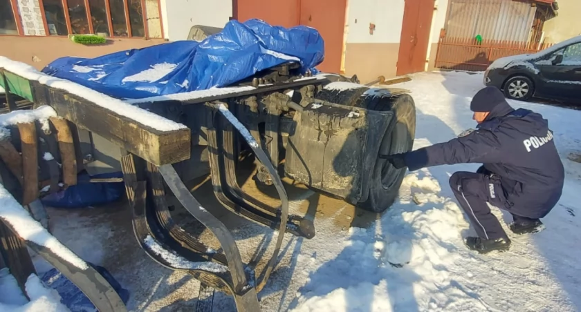 Części samochodowe znalezione w dziupli na terenie pow. węgrowskiego. Fot. KPP Otwock