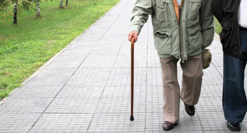 Usługi sąsiedzkie to nowa wsparcia dla seniorów w Otwocku. Na zdjęciu senior na spacerze