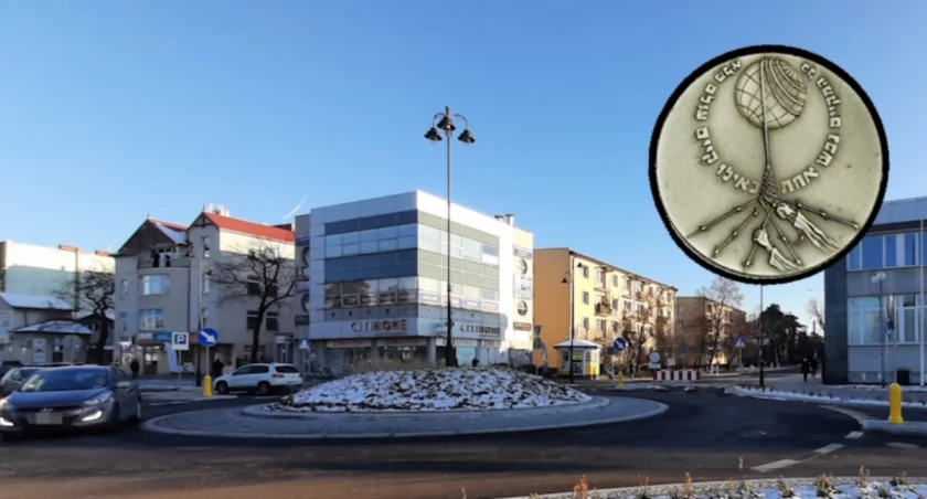 Na zdjęciu rondo w centrum Otwocka, które otrzyma nowego patrona. Po prawej medal 