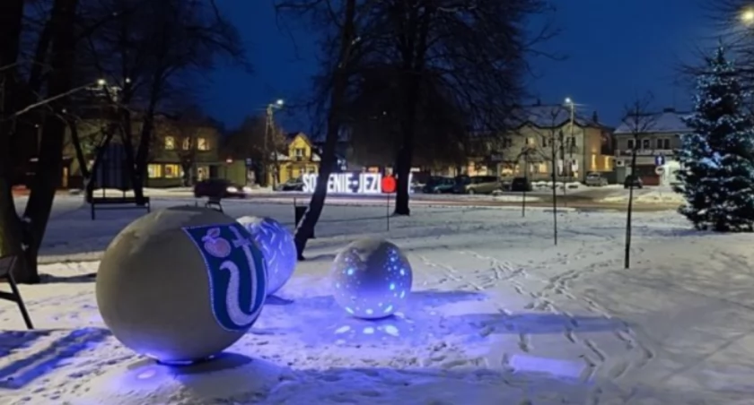 Na zdjęciu park rzy ul. Duży Rynek w Sobieniach-Jeziorach. Fot. sobienie-jeziory.pl