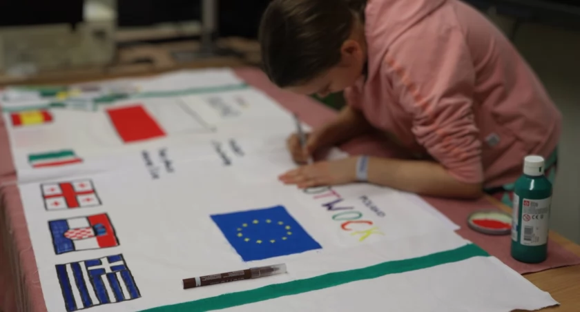 Na zdjęciu uczestniczka projektu “The place where I live…” w MCLCPiG w Otwocku