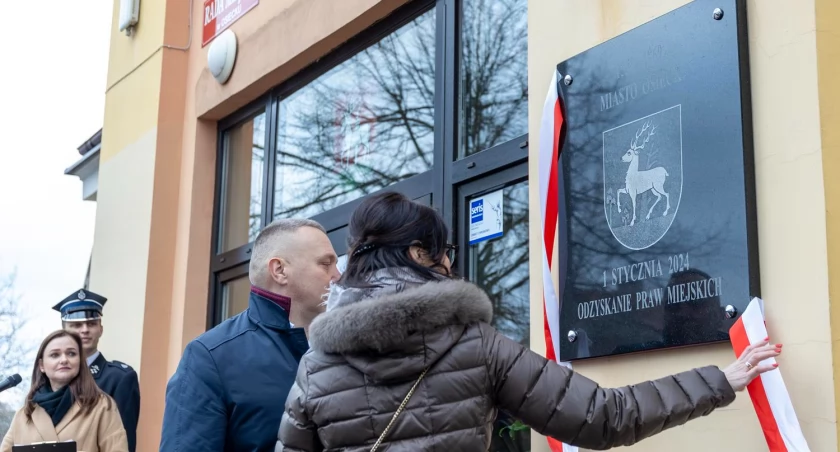 Odsłonięcie tablicy pamiątkowej z okazji odzyskania praw miejskich Osiecka