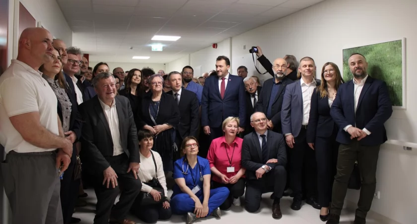 Wspólne zdjęcie w nowym Oddziale III Mazowieckiego Centrum Leczenia Chorób Płuc i Gruźlicy
