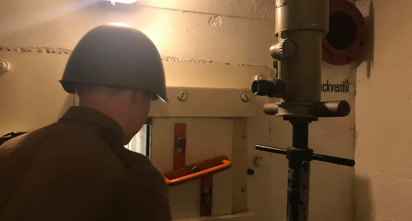 Peryskop w schronie na Dąbrowieckiej Górze