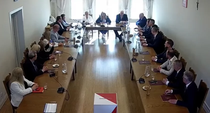 Inauguracyjna sesja rady Miasta Józefowa IX kadencji. Fot. klip z transmisji