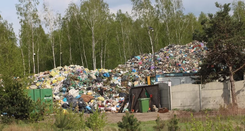 Na zdjęciu wysypisko w m. Walercin: papier, plastiki, obok bio - wszystko razem
