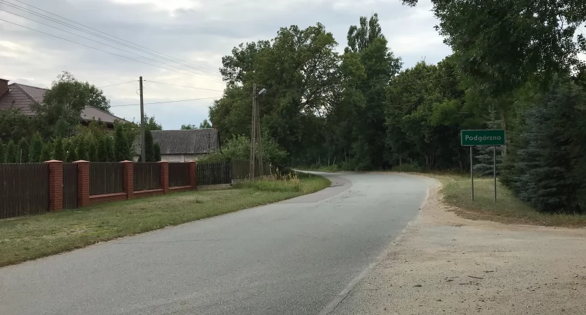 Na zdjęciu ulica Siennicka przy wjeździe do Podgórzna od strony Siennicy