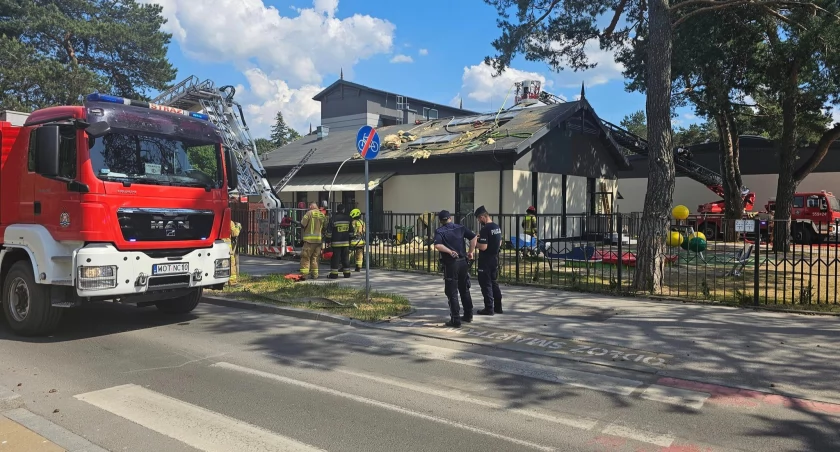 Działania służb podczas pożaru dachu stołówki przy SP 2 w Józefowie. Fot. KPPSP w Otwocku