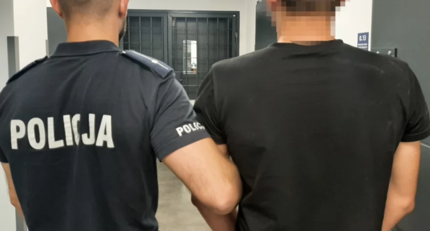 Na zdjęciu: mężczyzna zatrzymany przez policjantów za jazde po pijaku i bez prawa jazdy. Fot. KPP Otwock 