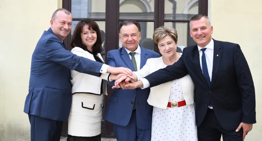 Na zdjęciu zarząd województwa mazowieckiego po obradach Sejmiku. Fot. UMWM