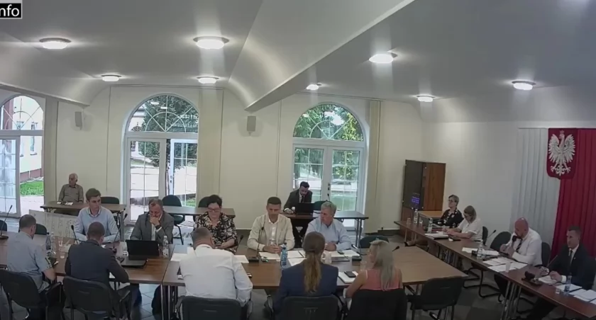 Na zdjęciu sesja absolutoryjna w gminie Kołbiel. Fot. klip z z transmisji sesji
