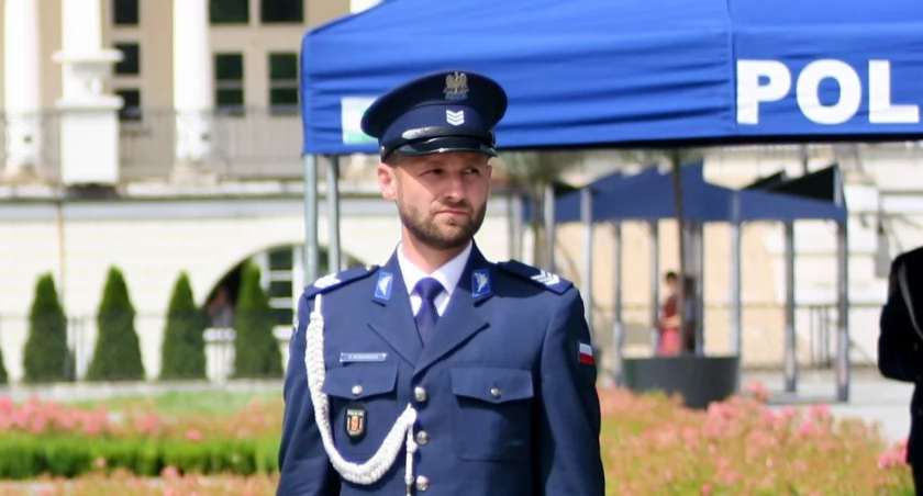 Na zdjęciu sierż. szt. Patryk Domarecki z KPP Otwock. Fot. archiwum