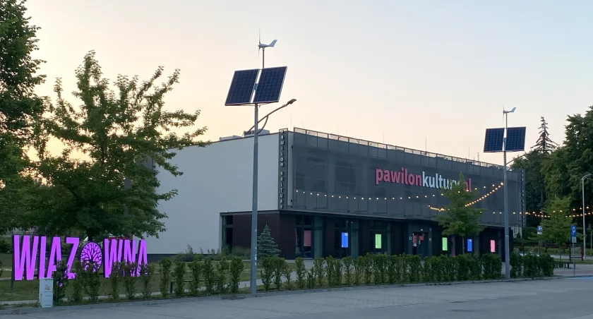 Na zdjęciu Pawilon Kultury w centrum Wiązowny