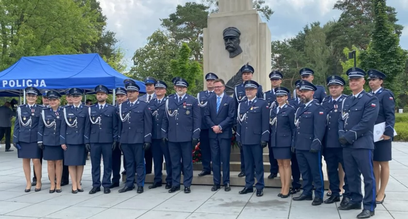 Pamiątkowe zdjęcie policjantów z marszałkiem Szymonem Hołownią i komendantem stołecznym  insp. Dariuszem Walichnowskim