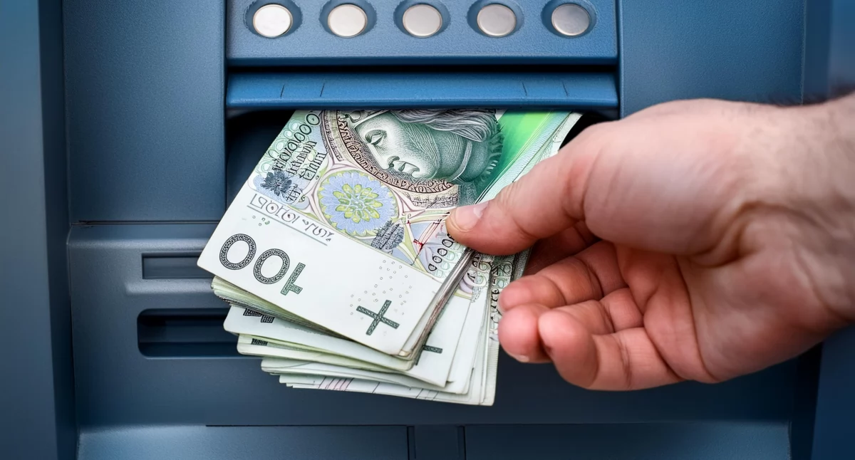 Pobieranie pieniędzy z bankomatu - zdjęcie ilustracyjne
