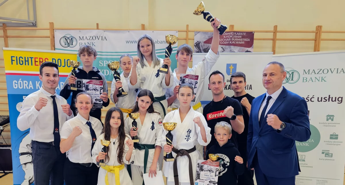 Na zdjęciu zawodnicy klubu karate z Józefowa z trenerami i opiekunami. Fot. KSW Bushi