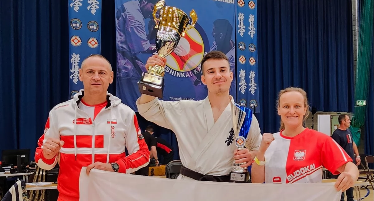 Od lewej: Paweł Juszczyk, Szymon Olpiński i Agnieszka Winek w Londynie. Fot. KSW Bushi