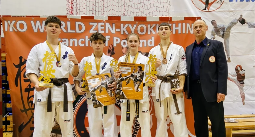 Zawodnicy KSW Bushi z trenerem na turnieju w Bydgoszczy. Fot. KSW Bushi