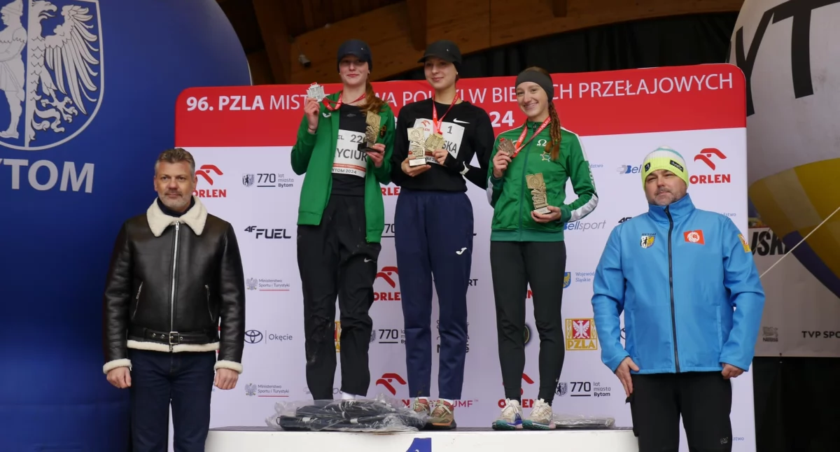 Marianna Hryciuk na podium 96. PZLA Mistrzostw Polski w biegach przełajowych. Fot. FB.com/OKStartOtwock