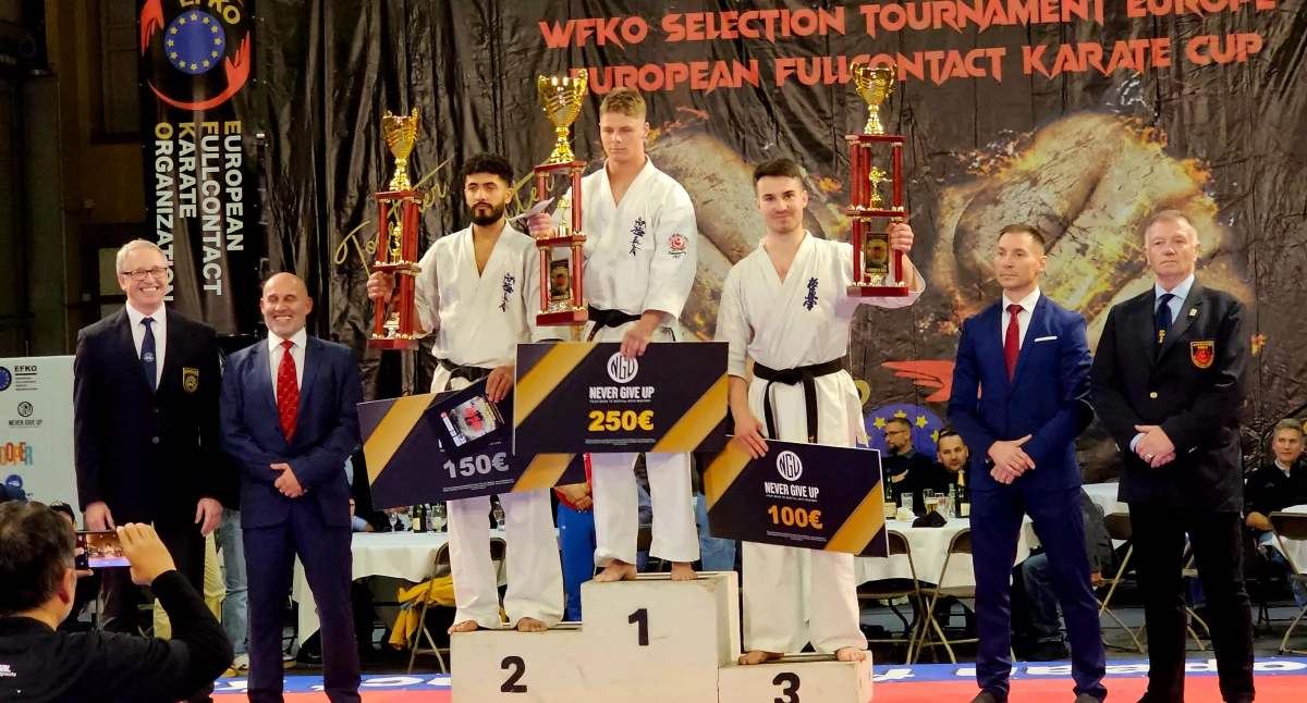 Szymon Olpiński na podium turnieju kwalifikacyjnego w Antwerpii. Fot. KSW Bushi