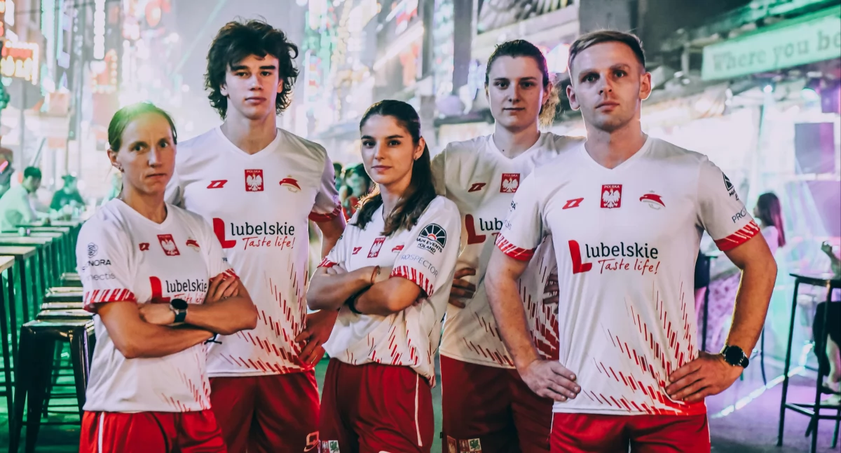 Reprezentacja Polski na Mistrzostwa Świata Teqballu w Wietnamie. W środku: Alicja Bartnicka. Fot. Jacek Prondzyński 