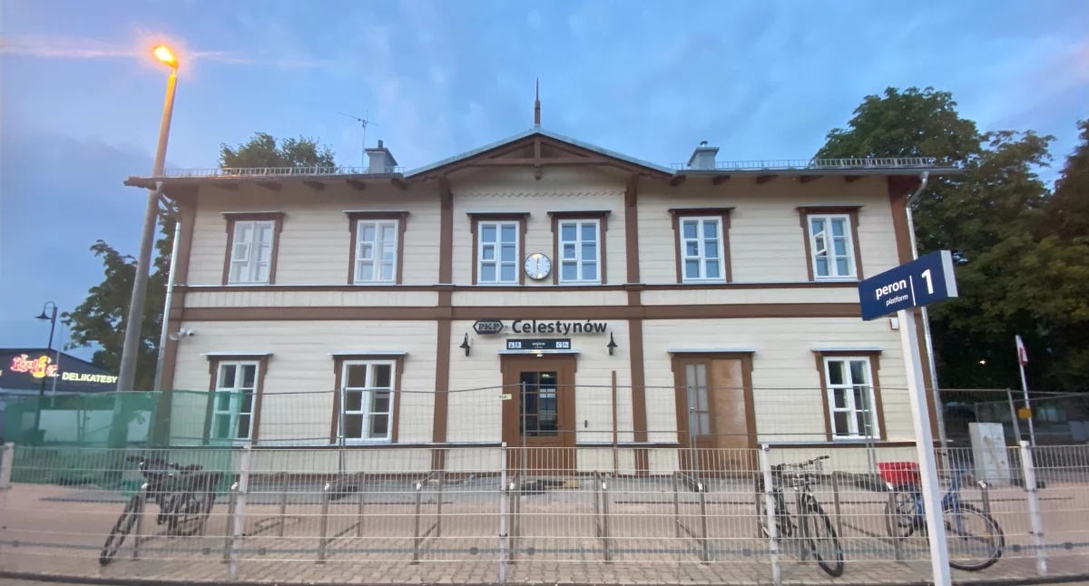 Budynek dworca PKP w Celestynowie, fot z sierpnia 2024