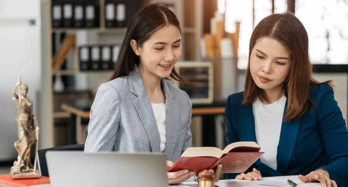 Tekst sponsorowany, praktykanta eksperta studia prawnicze uczą praktyki zawodu - zdjęcie, fotografia