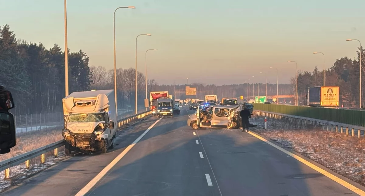 Wypadek na S17 koło Jatnego. Fot OSP Dąbrówka