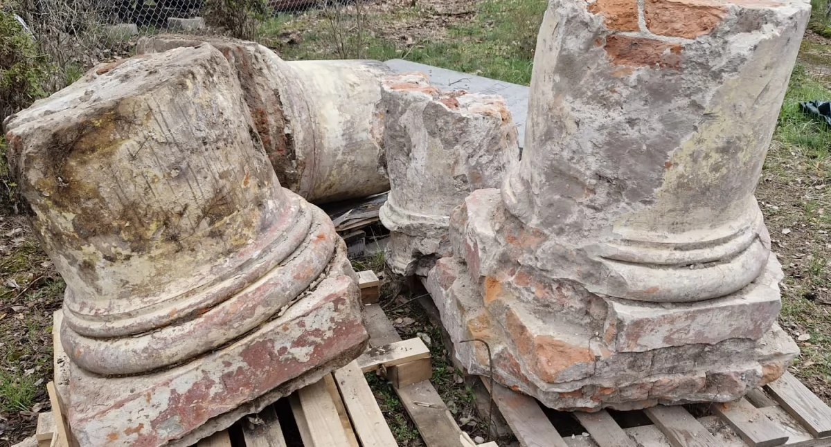 Fragmenty kolumn synagogi Goldbergów na terenie Muzeum Ziemi Otwockiej. Fot. WUOZ w Warszawie