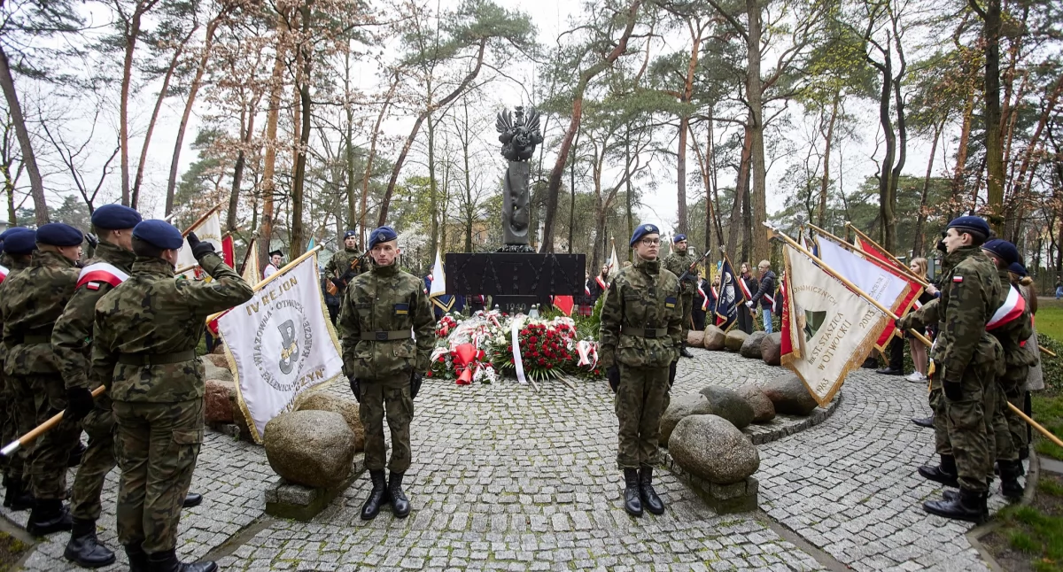 Historia, Otwock Obchody rocznicy zbrodni katyńskiej udziałem młodzieży - zdjęcie, fotografia