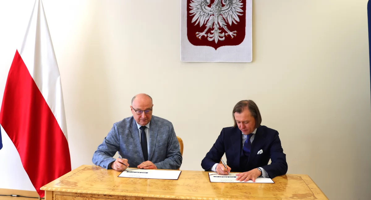 Burmistrz Józefowa i wojewoda mazowiecki podpisali umowę na dofinansowanie ul. Willowej. Fot. gov.pl