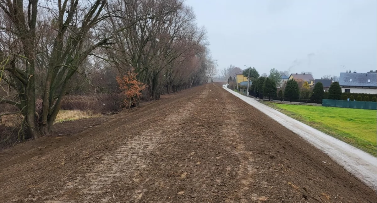 Nowy wał przeciwpowodziowy na terenie gminy Karczew. Fot. RZDW/gov.pl