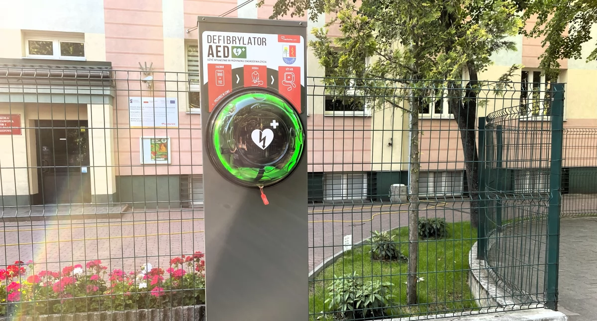 Zdrowie - szpital , Defibrylatory Józefowie każdy może pomóc ratować życie! - zdjęcie, fotografia
