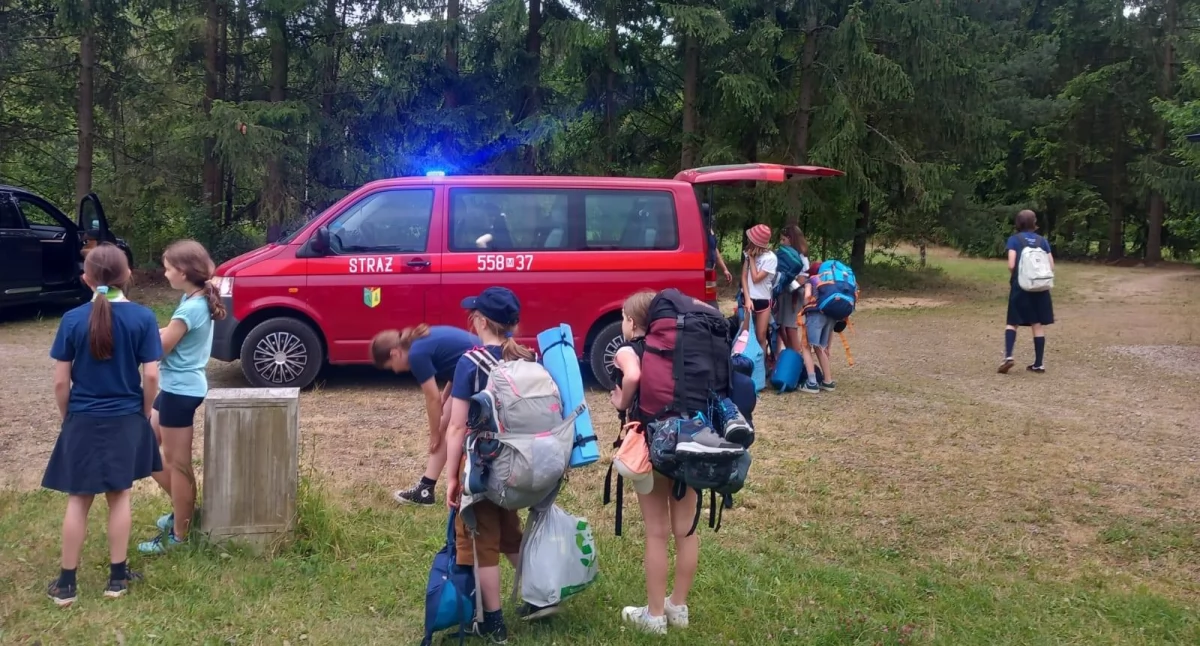 Bezpieczeństwo, Bezpieczni ulewy harcerze Celestynowa ewakuowani przez strażaków - zdjęcie, fotografia