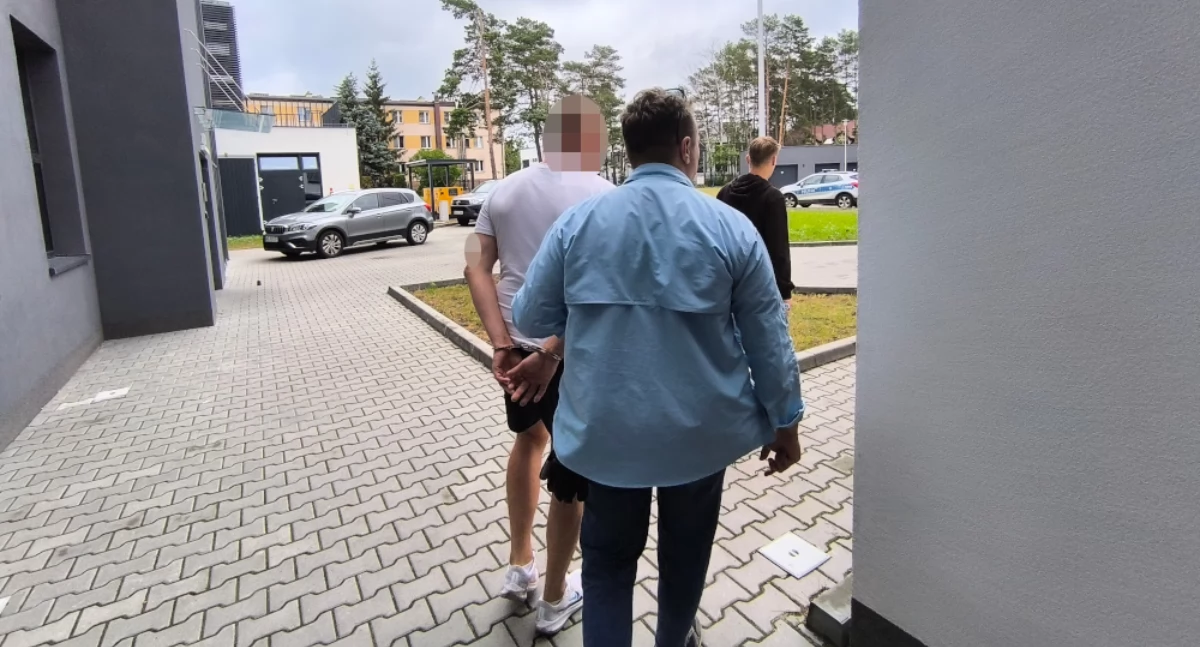 Na zdjęciu agresywny wobec obcokrajowca 43-latek wyprowadzany z otwockiej komendy. Fot. KPP Otwock