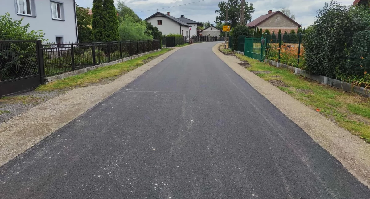 Na zdjęciu - nowa droga w Całowaniu, do Łuszczyków. Fot. FB/Michał Rudzki - Burmistrz Karczewa