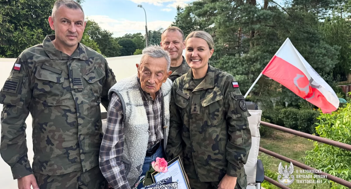 Historia, Żołnierze 6MBOT hołdzie bohaterom Powstania Warszawskiego - zdjęcie, fotografia