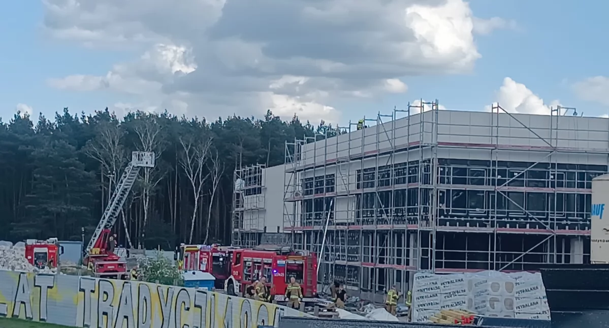 Strażacy na terenie budowanego basenu w Otwocku