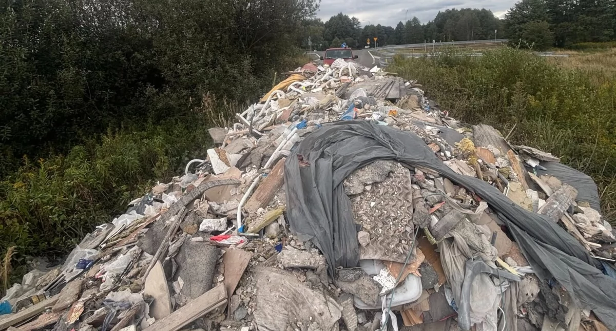 Góra śmieci tuz przy zjeździe z DW801 na drogę gminną do Glinek. Fot. (8) FB/Michał Rudzki, burmistrz Karczewa