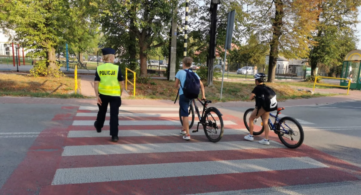 Bezpieczeństwo, Bezpieczna droga szkoły otwoccy policjanci czuwają bezpieczeństwem uczniów - zdjęcie, fotografia